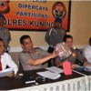 Kapolres Kuningan saat menjelaskan terkait penggelapanuang bantuan pinjaman dari Lembaga Pengelola Dana Bergulir Koperasi Usaha Mikro kecil dan Menengah (LPDB-KUMKM)  